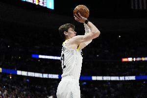 这么喜欢扔三分？菲利波夫斯基21中9&amp;三分8中1拿21分 有8犯规