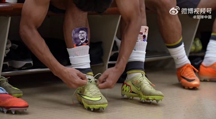 开云体育入口-“重庆C罗”！向余望护腿板是偶像C罗，昨晚破门后模仿C罗SIU庆祝